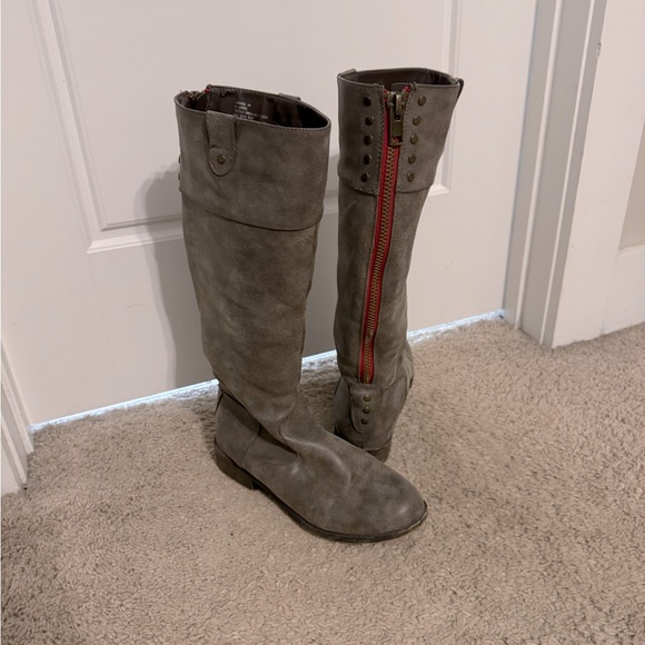 Gray women’s Madden girl boots. - Picture 3 of 3